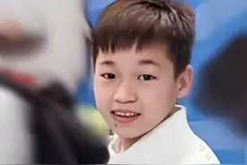 婵宝夺冠，相关部门慰问进村，爷爷竟在欢迎人群中图片