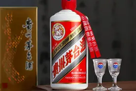 23岁小伙吃糠咽菜，给爷爷买了瓶飞天茅台，没想到爷爷却这样对他图片