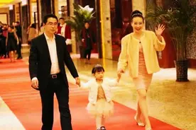 幼儿园毕业典礼引热议，堪比明星红毯现场，家长没礼服都无颜参加图片