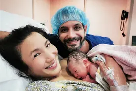 郑佩佩女儿官宣生子！高龄诞下早产儿，宝宝大眼像极了非洲爸爸图片