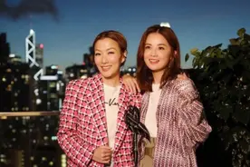 郑秀文晒与蔡卓妍工作合影 露台亲密搭肩对镜灿笑图片