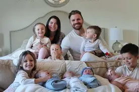 美国夫妇因无法生育收养4个亲兄妹，3年后竟意外怀孕上四胞胎图片