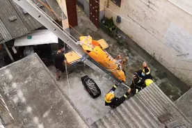 河南驻马店：老人修缮屋顶不慎跌落 消防紧急救援图片