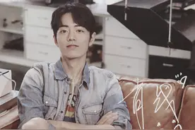 肖战的线下活动，粉丝强行送玫瑰，路人都看笑了图片