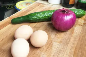 一个洋葱一根黄瓜加3个鸡蛋这样炒，简单营养，越吃越想吃视频封面