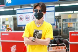 鹿晗的裤子总是有个洞？原来人气男Idol都爱穿破洞裤图片