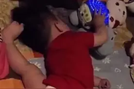 你永远猜不到人类幼崽被子下的睡姿！看到第一个已笑疯哈哈哈哈哈图片