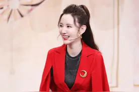 这才像“张乘乘”本人，张萌穿大红色披肩西装，配高马尾气势十足图片