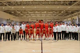 男篮晒合照，老叔指导郭艾伦，贺天举和李晓旭跑步，新疆男篮拜年图片