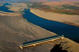 把桥建在河旁边是什么“行为艺术”？原来是飓风把河道“吹歪了”图片