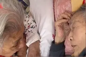 泪目！河南96岁奶奶站病床旁陪97岁爷爷聊天：你连我都忘了吗图片