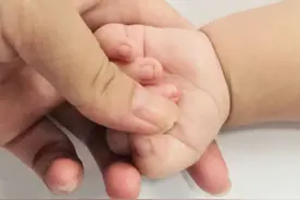 粗心爸妈错误转奶，致使新生儿腹泻牛奶蛋白过敏，最后教训惨痛！图片