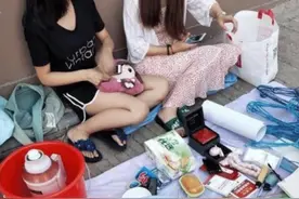 女同学摆地摊被我撞见了，都是她用过的东西，我该买哪个？哈哈哈图片