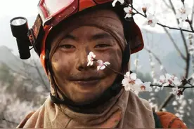 消防员胜利的笑脸比花好看 致敬！图片