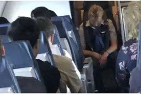 美空姐高空执勤喝得酩酊大醉被开除 面临6个月监禁图片