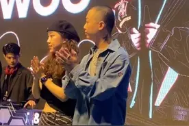 风波后周延夫妇合体现身，GAI欲牵太太手秀恩爱，王斯然抗拒甩开图片