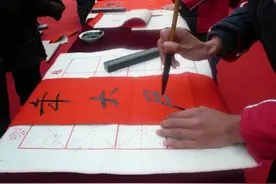 火葬场出上联：“早来晚来早晚得来”，看到下联很是讽刺图片