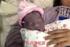 孕妇生下“紫薯”宝宝，2个月后颜值逆袭，妈妈：幸好当初没扔图片