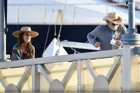 小李子穿拖鞋为23岁女友庆生，外套变紧身衣，精致嫩模也变邋遢图片