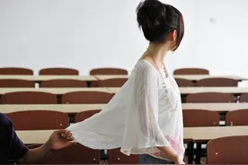 男子发现妻子私藏“安全用品”，野外露营“男女混住”，怒提离婚图片
