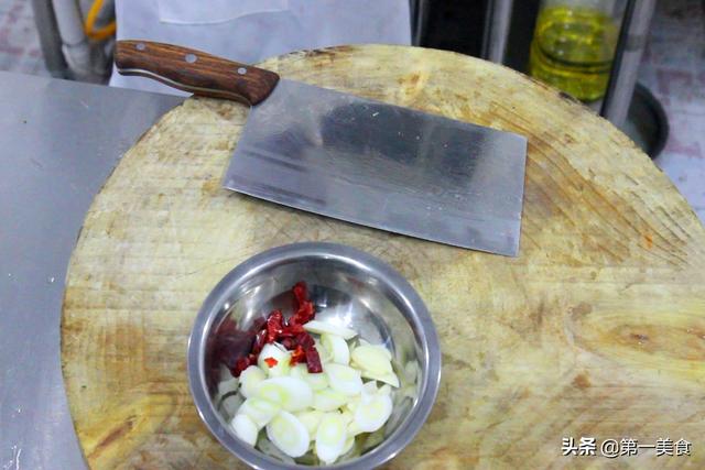 常年不吃油腻菜的婆婆、把茄子这样一炒，3分钟出锅，天天吃不够