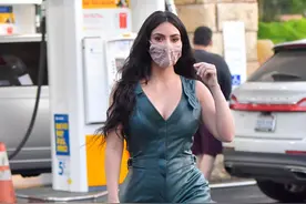 卡戴珊连体皮裤穿出摩登感，艾莎Tank背心凉爽时尚｜欧美街拍图片