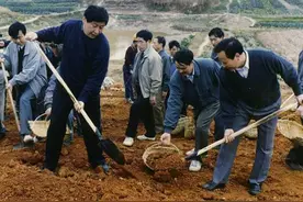 习近平与劳动人民在一起图片