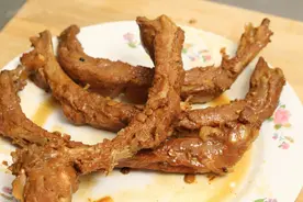 炖排骨时，记住“1泡2炒3焖”，排骨软烂入味，酱香浓郁图片