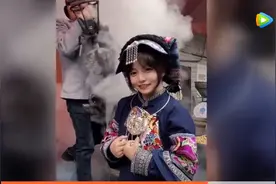 爆米花大叔帮拍变装视频收入翻番：不少网红打卡拍摄图片