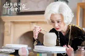 60岁琼瑶女郎刘雪华罕曝光，满头白发气质佳，皮肤嫩滑堪称冻龄图片