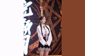 杨颖未送黄晓明生日祝福遭质疑，露脐衫配流苏短裙，身材愈发窈窕图片