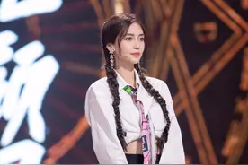 杨颖未送黄晓明生日祝福遭质疑，露脐衫配流苏短裙，身材愈发窈窕图片