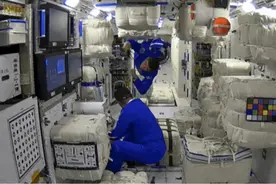 很多人好奇：航天员在空间站如何洗澡？到处有监控不怕隐私泄露吗图片