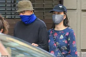84岁伍迪·艾伦与韩裔妻子出街，精神头十足，“养女”甜蜜挽手图片