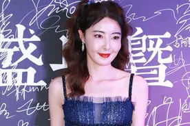 米露真的好懂卖萌，穿的裙子华丽又甜美，配双马尾真像小姑娘图片