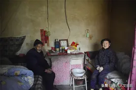 98岁老爷爷抽旱烟喝烈酒，每天出门百步走，床头跟老伴儿神聊天图片