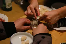 在酒桌上，如果领导让你买烟，该怎么办？聪明人不会只去买包烟图片