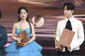赵丽颖的“肌肉臂”太明显，穿礼服都挡不住！跟王一博互动真甜图片