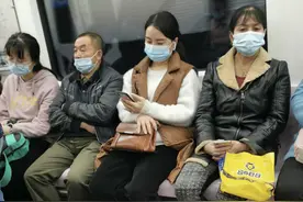 疫情叠加降温 我们如何“罩”顾自己 疾控专家：普通公众“五个进行时”须牢记戴口罩图片