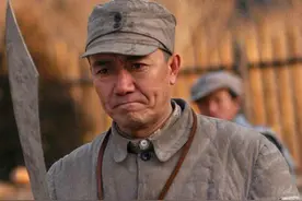 八路军帽子上有2颗扣子，是做什么用的？民间说法很新奇图片