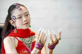 杨丽萍爱徒郭冷，年薪100万却无人敢嫁，导致46岁活成了“巨婴”图片