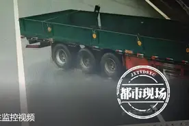 雨天开车不控速 半挂车高速上甩尾 撞烂护栏图片