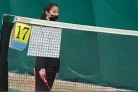 关晓彤鹿晗约会被偶遇，两人素颜现身打羽毛球，女方生图又白又瘦图片