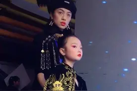 7岁女孩登台走秀，气场全开如君临天下，观众：气质拿捏很到位图片
