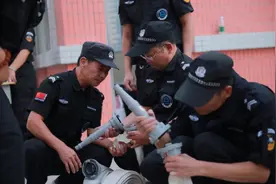 为什么小区保安都是老大爷图片