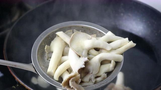 蘑菇最好吃的做法，简单家常，上桌一家人抢着吃，比吃肉还解馋