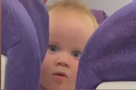 宝妈飞机上偶遇外国宝宝，怀里的娃不香了，网友：国产的更接地气图片