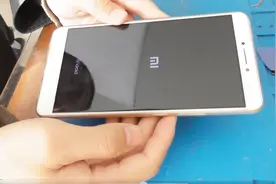 小米MAX手机，开机显“MI”后马上黑屏，都是这个座子引起的视频封面