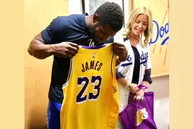 太贪了！詹姆斯正式改回6号，效仿科比退役2件球衣？小心两头落空图片