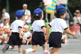 老师让孩子闻脚发朋友圈屏蔽家长：红黄蓝幼儿园又成人间炼狱图片